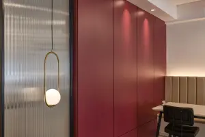 버건디 컬러가 돋보이는 모던 시크 카페 인테리어